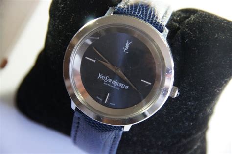 Montre YVES SAINT LAURENT pour Homme .